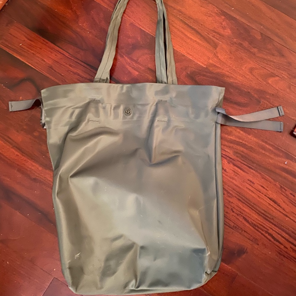 Lululemon Easy As Sunday tote